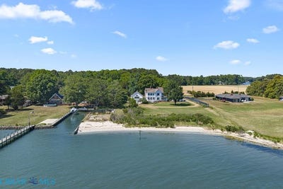/international/us/2414-windmill-point-road-white-stone-va-110108255366/