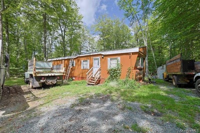 /international/us/181-oakridge-road-greenfield-park-ny-110108384546/