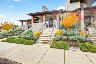 /international/us/1084-e-main-street-ashland-or-110107314765/