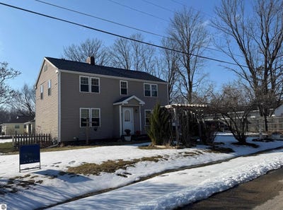 /international/us/304-oliver-street-houghton-lake-mi-110106674215/