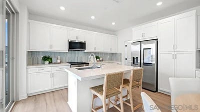 /international/us/323-honeysuckle-oceanside-ca-110108798821/