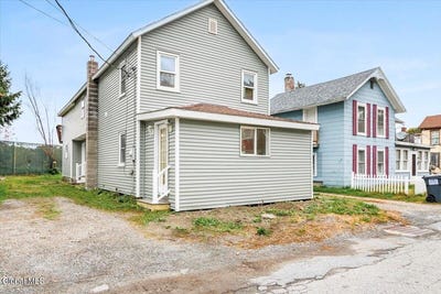 /international/us/15-nixon-street-hoosick-falls-ny-110103071189/