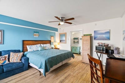 /international/us/1021-s-water-105-rockport-tx-110109979796/