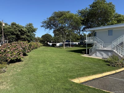 /international/us/52325-county-road-48-southold-ny-110104411588/