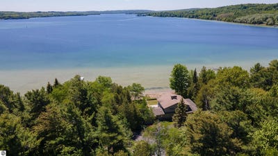 /international/us/5254-n-manitou-trail-leland-mi-110109051766/