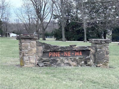 /international/us/835-n-1710-road-lawrence-ks-110106928875/