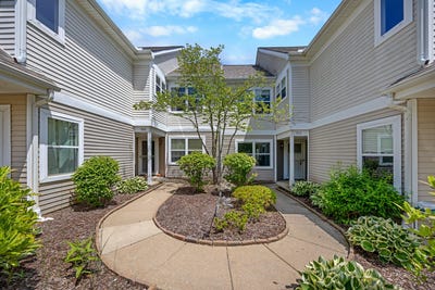 /international/us/717-fieldstone-circle-w-chelsea-mi-110108336899/