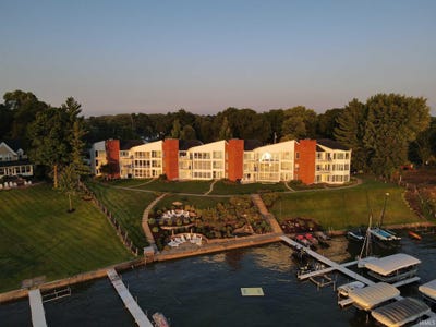 /international/us/10660-n-south-shore-drive-syracuse-in-110100301122/