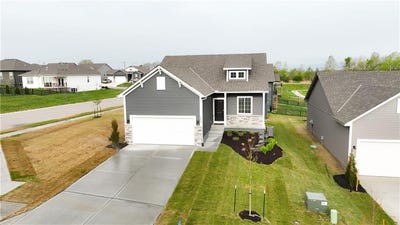 /international/us/2429-nw-sunnyvale-court-blue-springs-mo-110098681812/