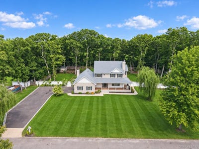 /international/us/7-sander-court-middle-island-ny-110110058315/