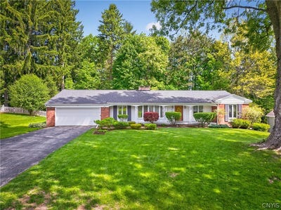 /international/us/18-woodberry-road-new-hartford-ny-110108293858/