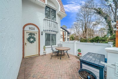 /international/us/842-golf-lane-medford-ny-110108015764/