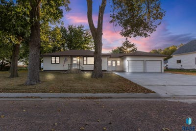 /international/us/740-n-minnesota-st-salem-sd-110102822597/
