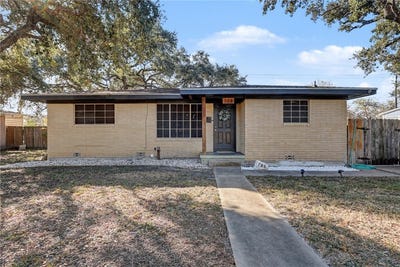 /international/us/708-e-main-street-sinton-tx-110105219819/