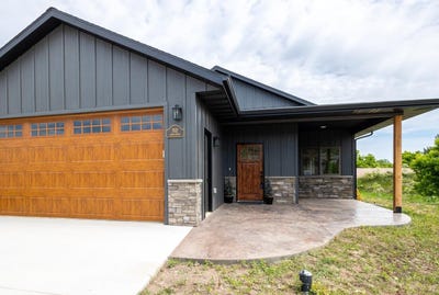 /international/us/702-south-street-whitewood-sd-110108956825/