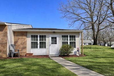 /international/us/421-weymouth-court-ridge-ny-110106169641/