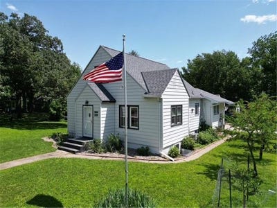 /international/us/319-n-grove-street-redwood-falls-mn-110100308388/