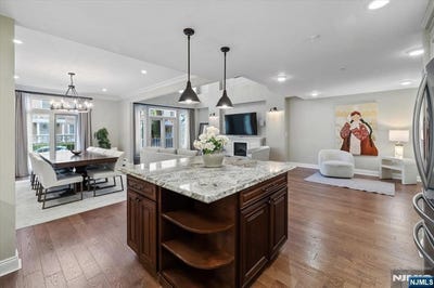 /international/us/208-shearwater-court-jersey-city-nj-110109368909/