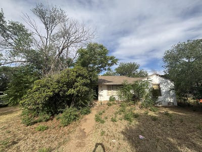 /international/us/211-avenue-d-abernathy-tx-110108178368/