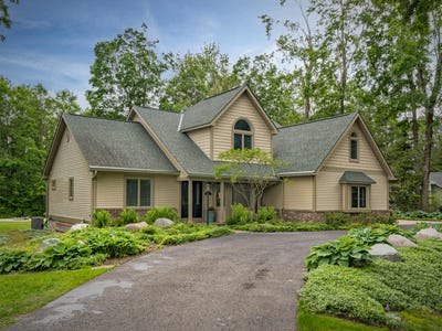 /international/us/6598-forest-way-harbor-springs-mi-110107284917/