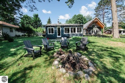 /international/us/3185-riverside-drive-bellaire-mi-110107880727/