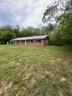 /international/us/2286-gladesboro-rd-hillsville-va-110108335547/