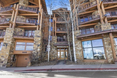 /international/us/3285-w-village-drive-teton-village-wy-110103473486/