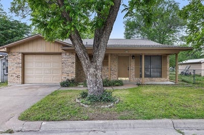 /international/us/555-east-houston-street-giddings-tx-110107755662/