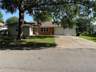 /international/us/703-logan-street-harrisonville-mo-110100381820/