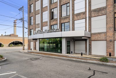 /international/us/147-centre-street-brockton-ma-110110194828/