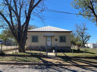 /international/us/516-silver-maple-fredericksburg-tx-110104583431/