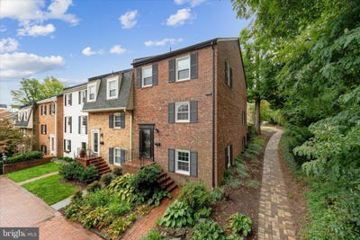 /international/us/3885-chain-bridge-road-fairfax-va-110108439925/