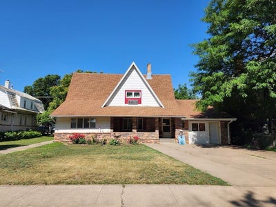 /international/us/415-linn-st-yankton-sd-110108767322/
