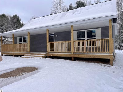 /international/us/4615-eastwind-trail-buckley-mi-110096262779/