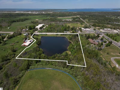 /international/us/780-e-hammond-place-e-traverse-city-mi-110108395799/