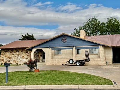 /international/us/1605-locust-street-canadian-tx-110108140595/