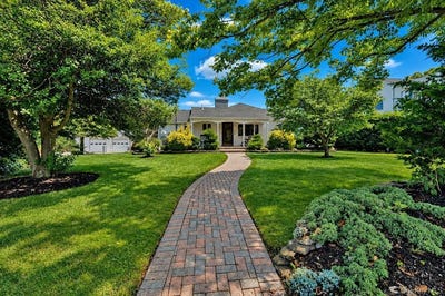 /international/us/8-stuart-avenue-amityville-ny-110109774987/