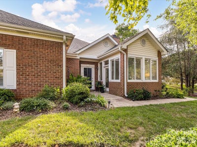 /international/us/8316-olde-troon-drive-charlotte-nc-110119565419/