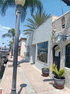 /international/us/17012-bellflower-boulevard-bellflower-ca-110110188797/