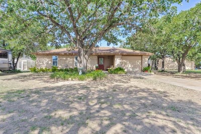 /international/us/1801-country-club-road-bowie-tx-110101125043/