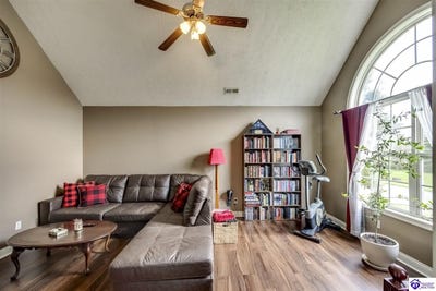 /international/us/110-tulip-drive-bardstown-ky-110106932895/