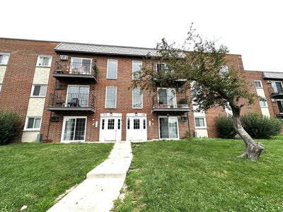/international/us/105-w-elk-trail-carol-stream-il-110119536169/