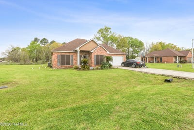 /international/us/1005-bridgetowne-lane-breaux-bridge-la-110106693728/