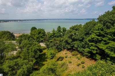 /international/us/weathering-heights-road-traverse-city-mi-110119609428/