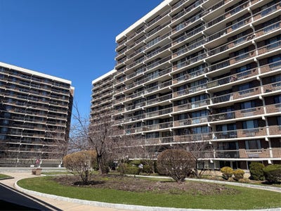 /international/us/152-18-union-turnpike-flushing-ny-110107164785/