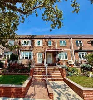 /international/us/6365-76th-street-middle-village-ny-110101163159/