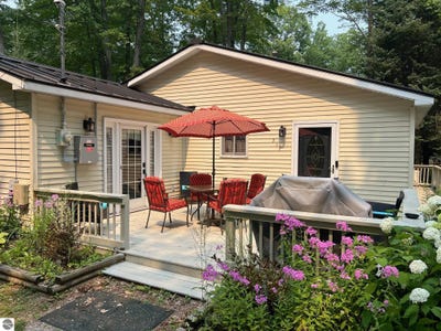 /international/us/317-oak-tree-drive-lake-george-mi-110101234137/
