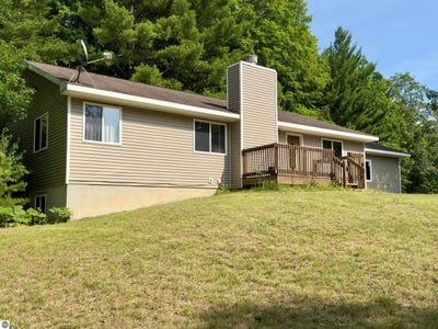 /international/us/7864-sw-hudson-road-fife-lake-mi-110100535503/?lang=en