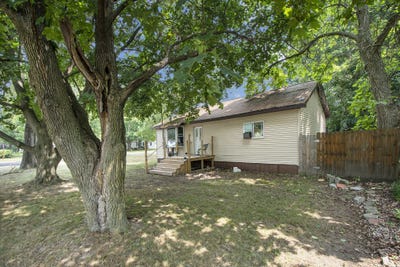 /international/us/900-s-cedar-street-greenville-mi-110101309294/?lang=en
