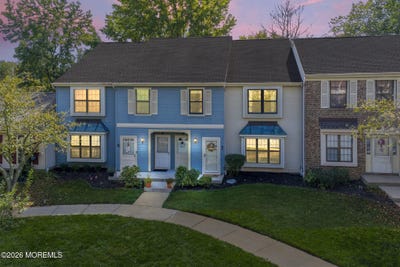 /international/us/8-deptford-court-freehold-nj-110119968456/